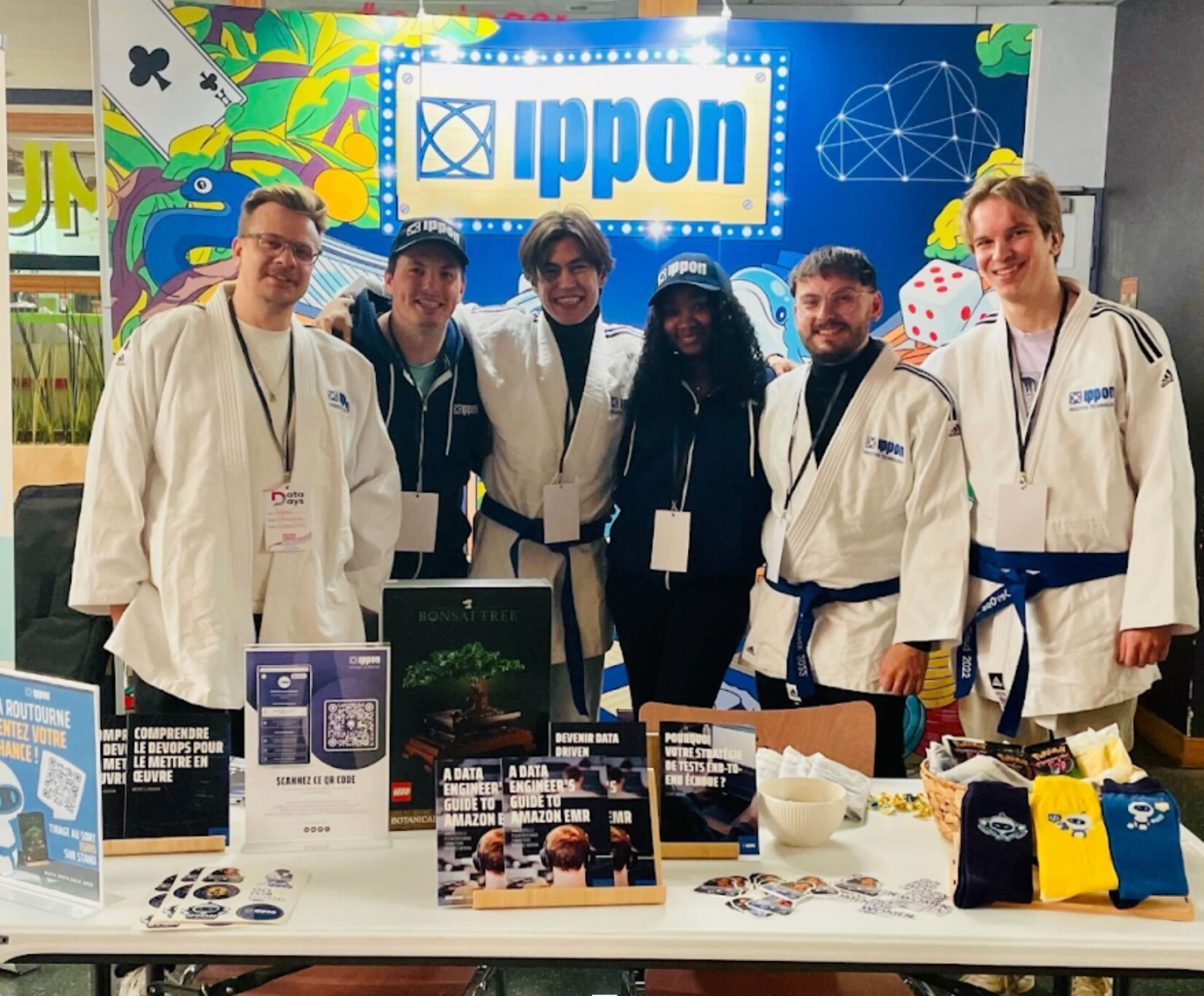 Photo des collaborateurs en kimono au stand Ippon durant Data Days Lille 2025.