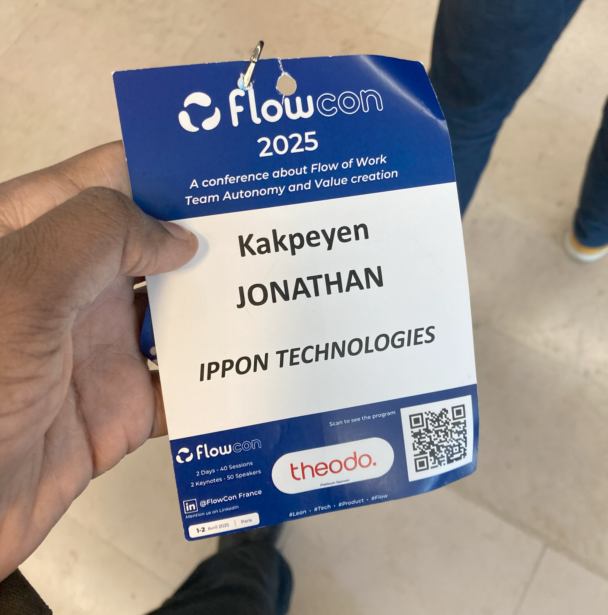 Badge Flowcon de Jonathan Kakpeyen.