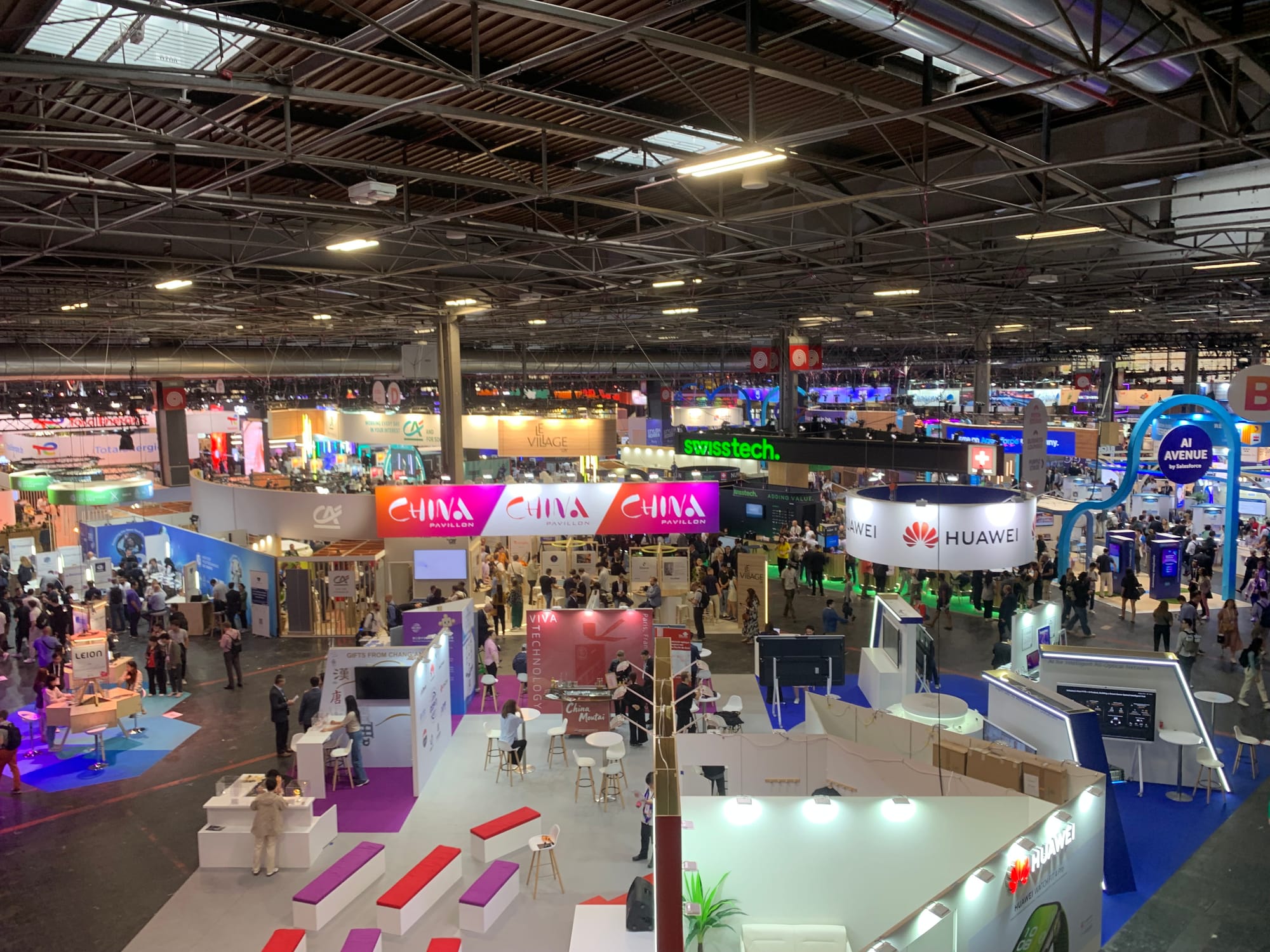 Photo prise d'en haut des stands présents à VivaTech 2025.