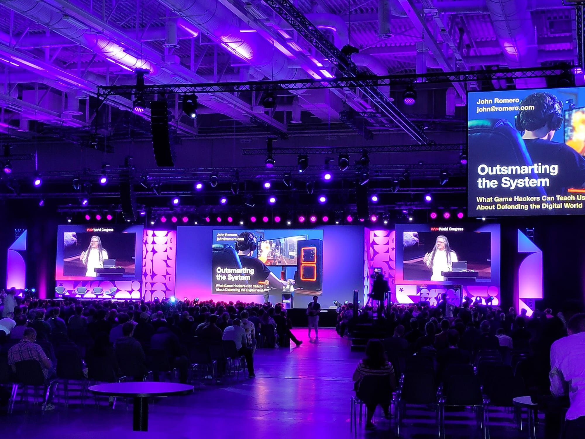 Insight of the main stage room from far away, while John Romero gives his talk : "Outsmarting the System"