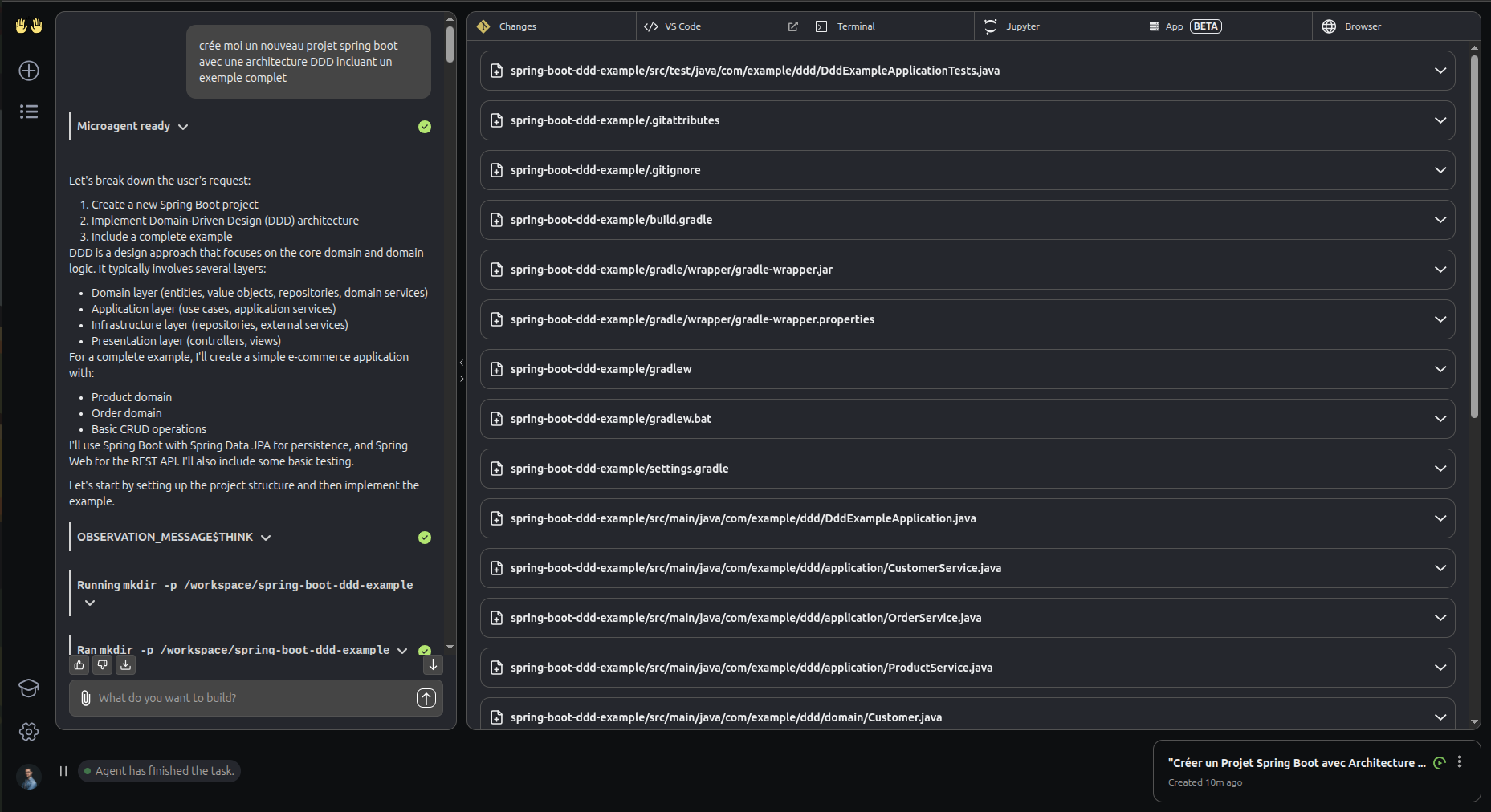 Création d'un projet Java Sprint Boot structuré en DDD avec Devstral. Le volet gauche liste en temps réel les actions exécutées, et le volet droit présente les fichiers modifiés.