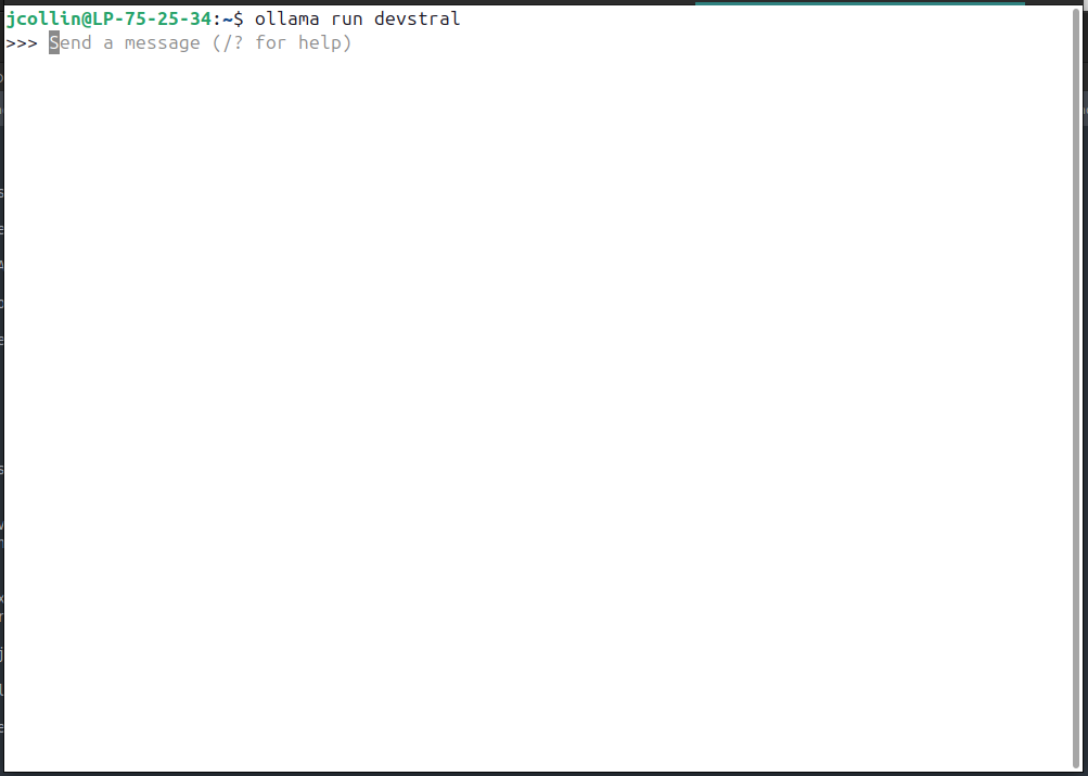 Exécution de la commande de lancement de Devstral par Ollama dans un terminal.