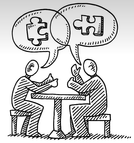 Deux personnes sont en train de discuter le besoin et la solution.