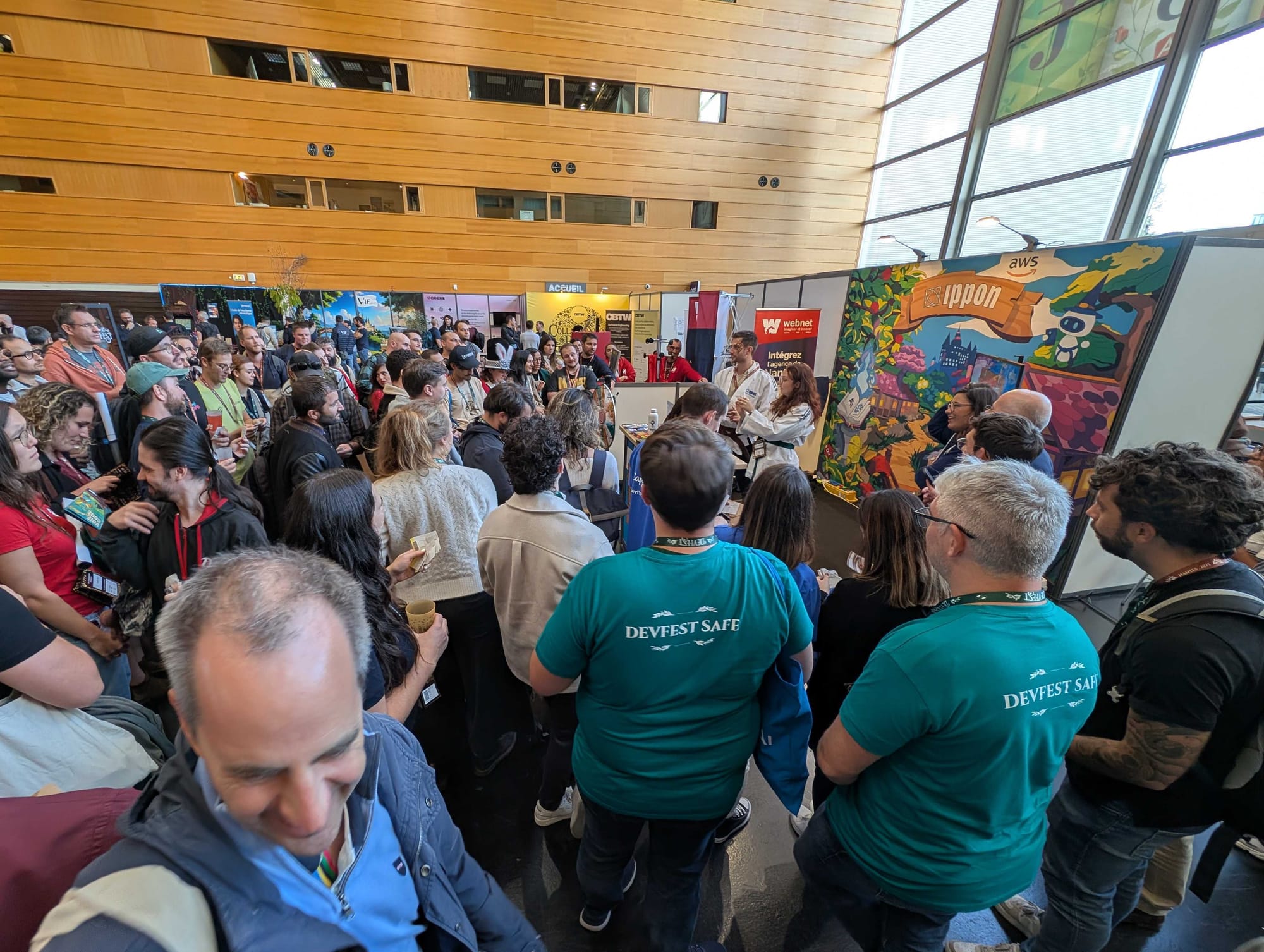 Photo représentant les gens attendant le tirage au sort sur le stand Ippon du Devfest